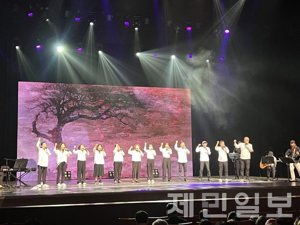 지난 2일 제주아트센터에서 전야제 행사인 '디아스포라, 사삼을 말하다'가 열렸다. 사진은 광주 오월노래단의 공연 모습. 전예린 기자