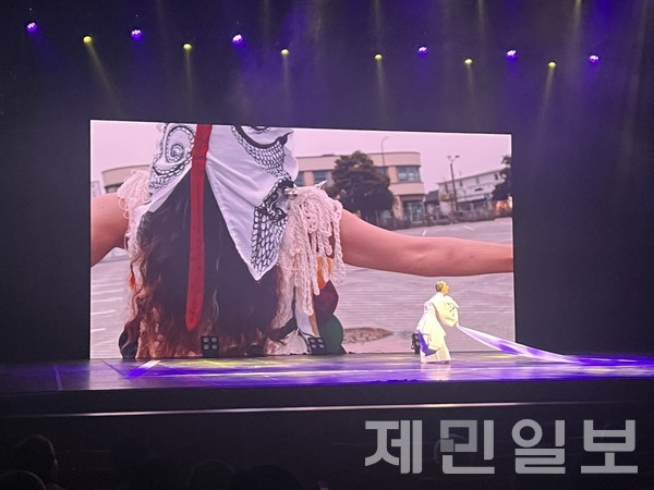 전야제 행사인 '디아스포라, 사삼을 말하다'에서 아티스트 이도희가 평화의 염원을 담은 퍼포먼스를 선보이고 있다. 전예린 기자