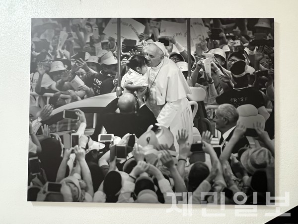 양종훈 사진작가는 6월 30일까지 천주교 제주교구 광양본당에서  '교황님의 미소(Sorrisone del Papa)' 사진전을 연다. 전예린 기자 