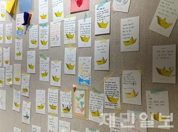 제주 생존자들이 직접 창작한 예술작품 전시인 제9회 소통공감 마음전시회 '기억, 희망을 품다'가 제주문예회관 제1전시실에서 열리고 있다.