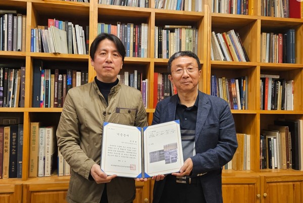 왼쪽부터 고 한석홍 씨의 아들 한정엽 씨와 박찬식 제주도 민속자연사박물관장. 