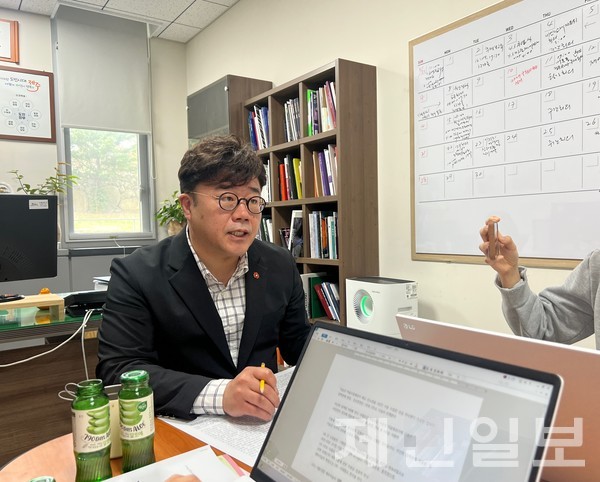 이종후 제주도립미술관 관장은 17일 미술관장실에서 기자간담회를 열고 이건희컬렉션 전시 소개와 함께 비엔날레 추진 상황 등을 발표했다. 전예린 기자 