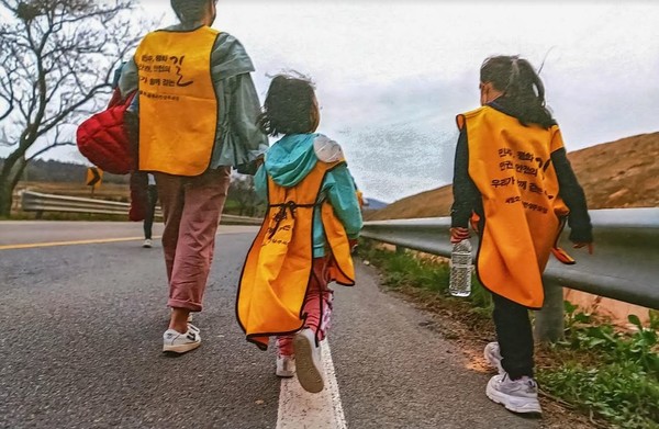 지난해 3월, 진도군에서 촬영한 김정용 작가의 사진. '함께 걷는 길'