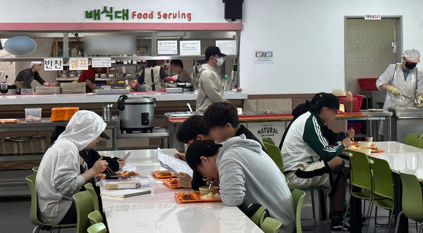 23일 제주도내 한 대학교 구내식당에서 학생들이 천원의 아침밥을 먹고있다. 