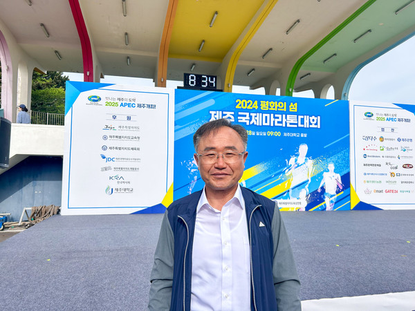 28일 평화의 섬 제주 국제마라톤대회에 참석한 김창범 제주4.3유족회 회장. 김은수 기자