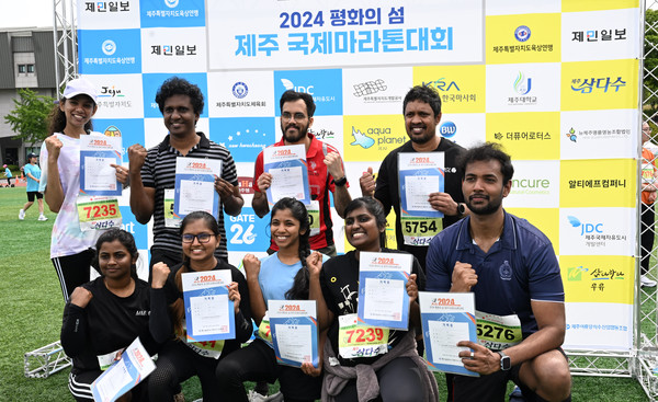 스리랑카 출신 제주대 교환학생들이 5km를 완주하고 기념촬영을 하고 있다. 