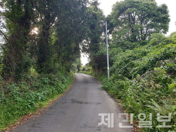 서홍-산록도로 도시계획도로 2차 개설사업 대부분의 구간이 협소한 도로폭으로 인해 주민들의 많은 민원이 발생하고 있다.