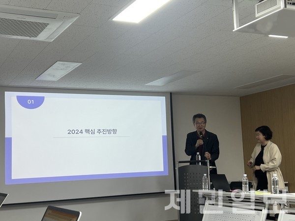 김수열 제주문화예술재단 이사장이 재단의 2024 핵심 추진 사업 등을 소개하고 있다. 전예린 기자 