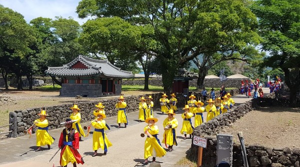 행차 재현 행사의 모습. 