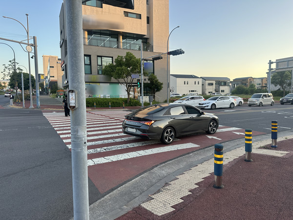 14일 오후 제주시 삼화지구내 한 횡단보도에서 보행자가 길을 건너고 있는 도중에도 우회전 하는 차량을 확인할 수 있었다.