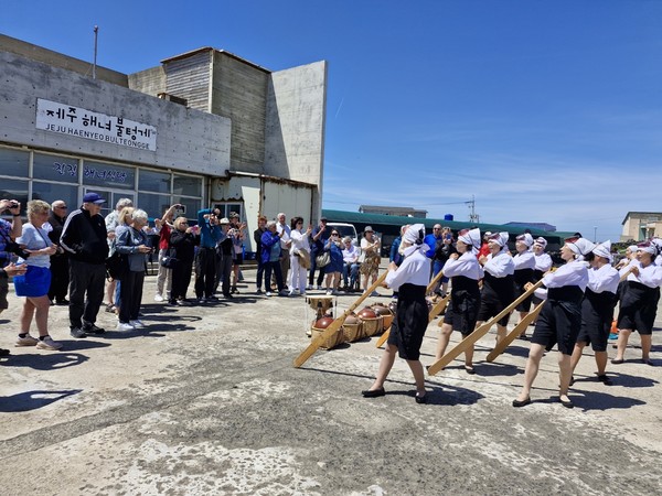 한수풀해녀노래보존회가 17일 제주시 한림읍에 위치한 한수풀해녀학교 앞마당에서 크루즈관광을 온 외국인 여행객을 위해 해녀노래 공연을 선보이고 있다. 김봉철 기자