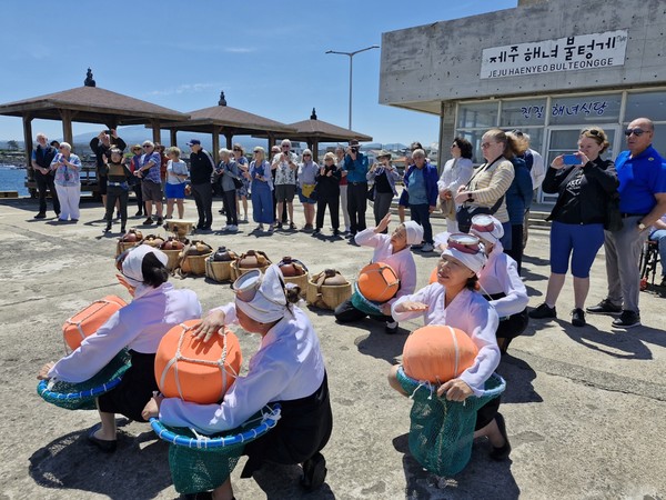 한수풀해녀노래보존회가 17일 제주시 한림읍에 위치한 한수풀해녀학교 앞마당에서 크루즈관광을 온 외국인 여행객을 위해 해녀노래 공연을 선보이고 있다. 김봉철 기자