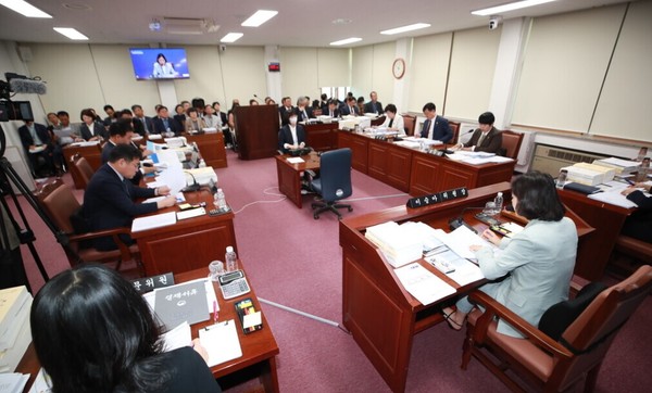 제주도의회는 17일 제427회 임시회 문화관광체육위원회(위원장 이승아) 제1차 회의를 열고 제주시 문화관광체육국 등으로부터 주요 업무 보고를 받았다.