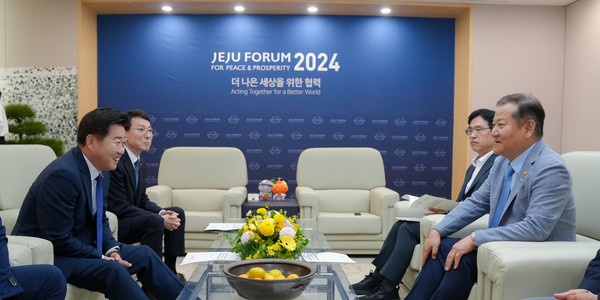 오영훈 제주지사와 이상문 행정안전부 장관은 31일 제주포럼 현장에서 면담을 갖고 제주현안에 대해 논의했다.