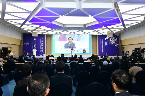 제19회 평화와 번영을 위한 제주포럼이 29일 개막해 3일간 5개 분야에서 다양한 전략을 모색한 후 31일 폐막했다. 