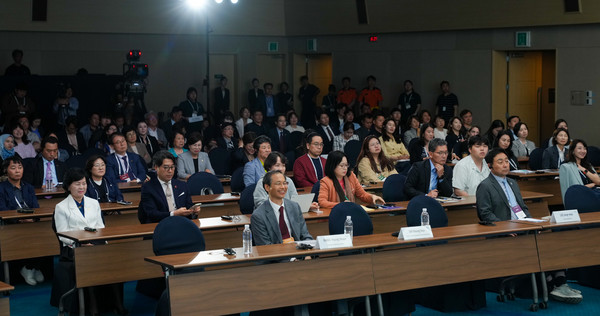 제19회 평화와 번영을 위한 제주포럼이 29일 개막해 3일간 5개 분야에서 다양한 전략을 모색한 후 31일 폐막했다. 