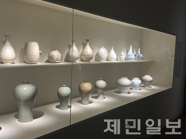 '어느 수집가의 초대-고(故) 이건희 회장 기증 국립제주박물관 특별전'에 전시된 토기와 항아리의 모습.전예린 기자   