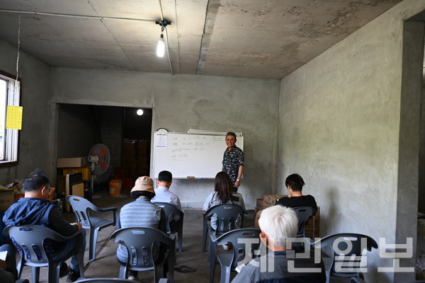 강성훈 한라봉 명인이 지난 4일 표선면 가시리 농장에서 감귤 농가를 대상으로 고품질 한라봉 재배 교육을 실시했다.