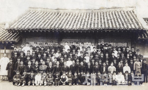 초창기 제주공립보통학교 건물이던 영주관 모습. 사진=제주북초