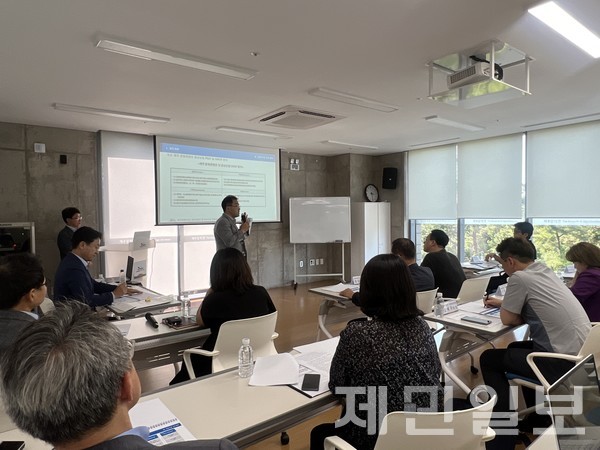 제주도와 제주대학교산학협력단은 10일 제주문학관에서 '제주도 문화콘텐츠 및 영상산업 진흥계획 수립 연구용역' 착수보고회를 개최했다. 전예린 기자 