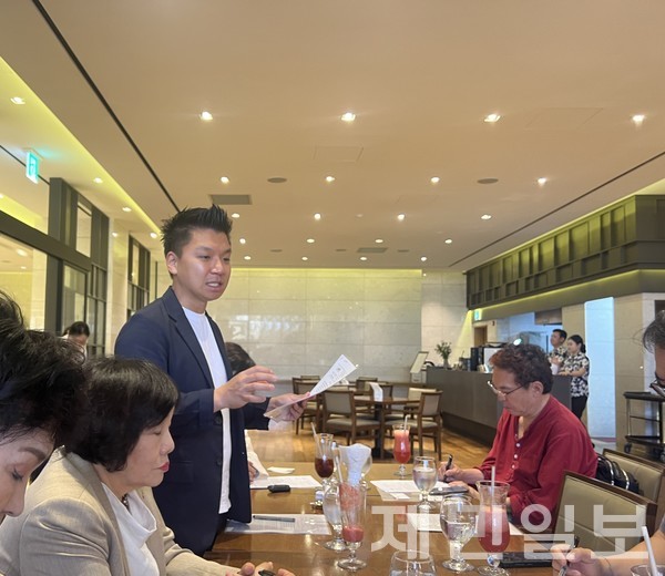 제주화랑협회는 18일 아스타호텔에서 기자간담회를 열고 다음달 열리는 제주국제아트페어의 추진 상황 등을 공유했다. 전예린 기자 