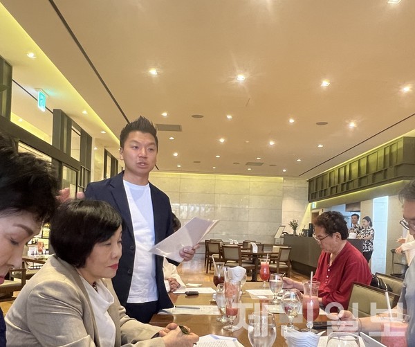 제주화랑협회는 18일 아스타호텔에서 기자간담회를 열고 다음달 열리는 제주국제아트페어의 추진 상황 등을 공유했다. 전예린 기자 