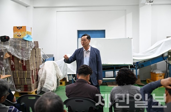강만희 비가림온주 지난 6월 5일 명인이 자신의 농가에서 고품질 감귤 생산 강연을 실시하고 있다.