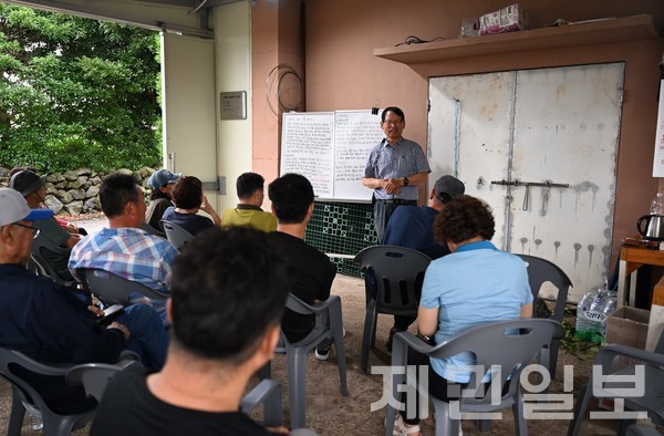 오창훈 명인이 6월 21일 농가를 대상으로 고품질 레드향 재배 교육을 실시했다.