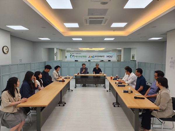 제주문화예술재단과 제주푸른병원은 지난 27일  예술인의 보건 향상 및 의료 혜택 기회를 확대하기 위한 업무 협약을 체결했다.