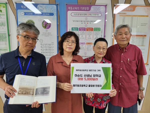 왼쪽에서 세 번째 민문자씨