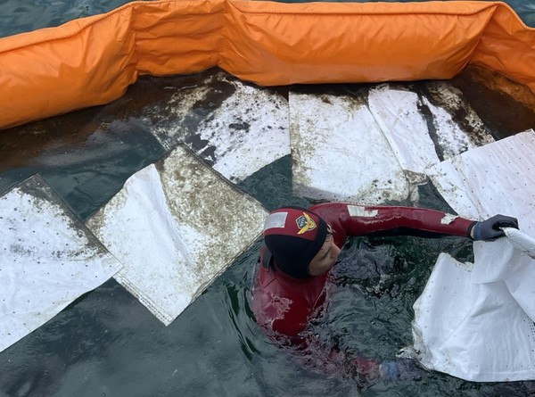 종달항에 계류 중인 모터보트가 침몰해 해경이 긴급 방제에 나섰다. 사진=서귀포해양경찰서