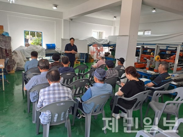 강만희 비가림온주 명인이 지난 5일 감귤농가를 대상으로 고품질 감귤 재배 교육을 실시하고 있다.