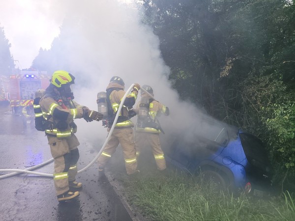 제주시 아라동에서 한 차량이 가드레일을 들이받는 사고가 발생했다.