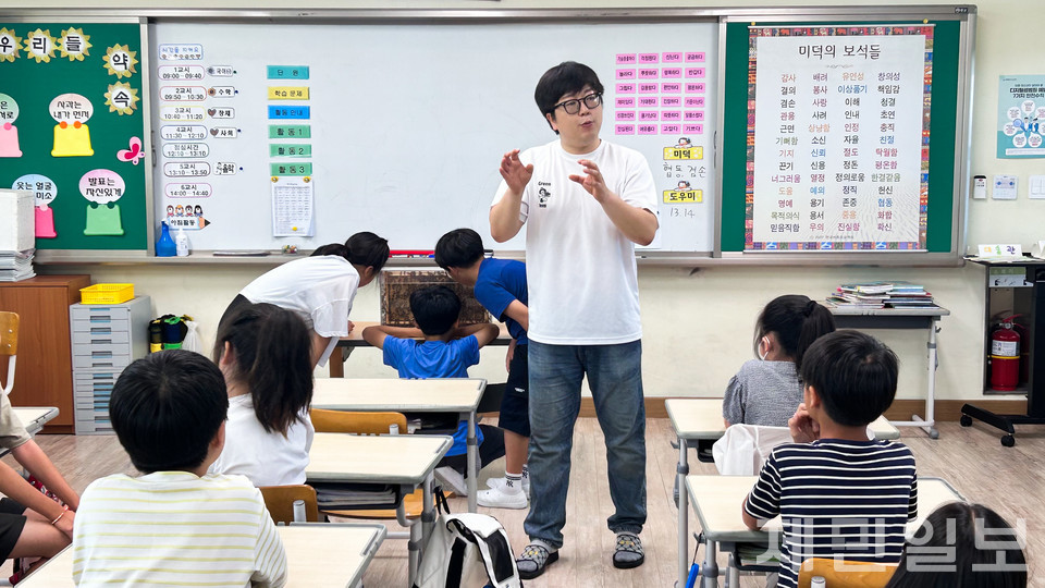 지난 4일 광령초 4학년 1반 학생들을 대상으로 손인준 그린비즈 대표가 2024 칭찬 아카데미 강연을 하고 있다. 김은수 기자