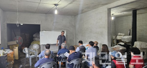 강성훈 한라봉 명인이 지난 7월 9일 표선면 가시리 자신의 농장에서 고품질 한라봉 재배법 등을 교육하고 있다.