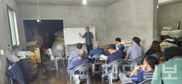 강성훈 한라봉 명인이 지난 7월 9일 표선면 가시리 자신의 농장에서 고품질 한라봉 재배법 등을 교육하고 있다.