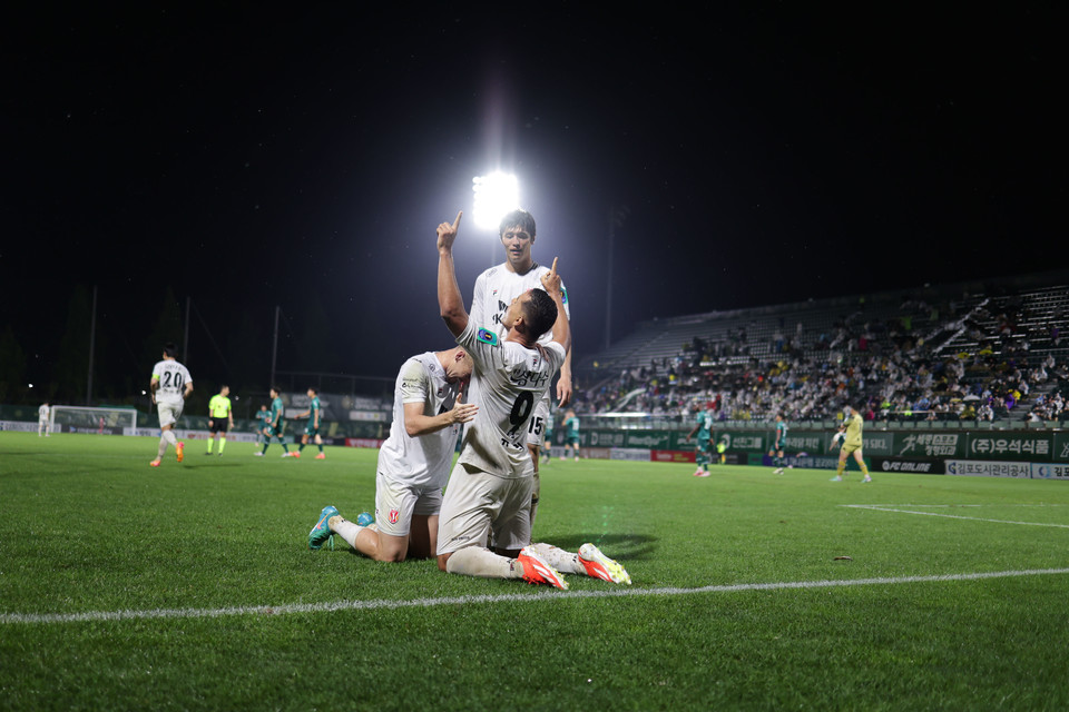 후반 47분 터진 유리 조나탄의 결승골로 제주가 코리아컵 4강에 진출했다. 유리가 득점에 성공한 뒤 동료들과 환호하고 있다.