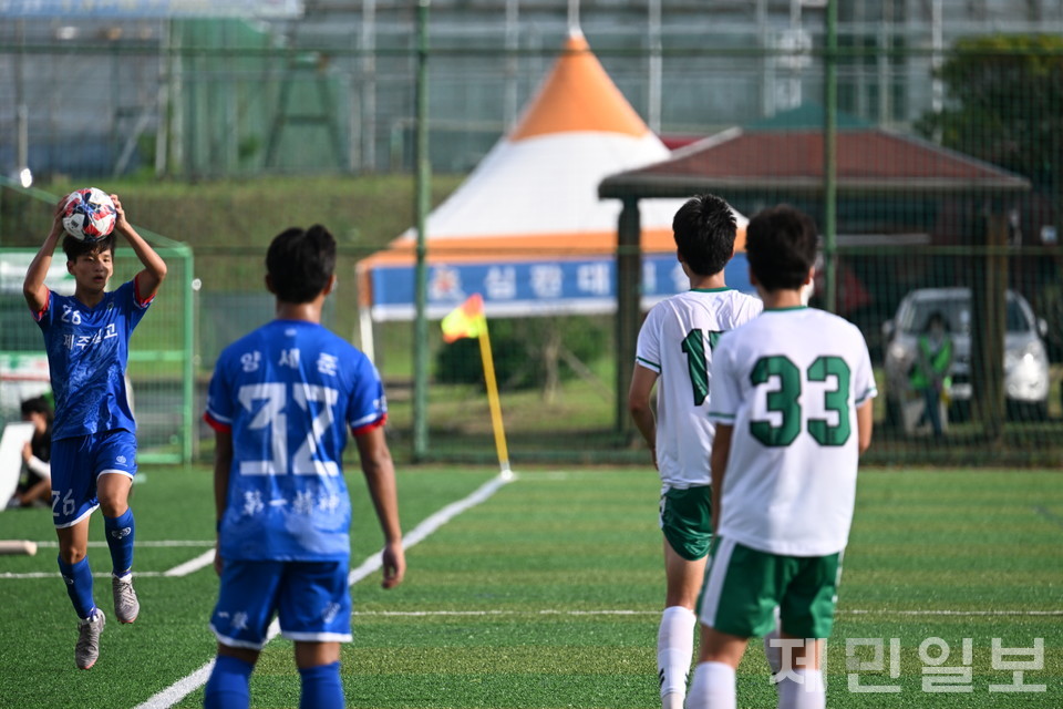 21일 공천포A구장에서 열린 백록기 U17 유스컵 제주제일고-서울용문고 예선 1차전에서 제주일고 선수가 스로인을 준비하고 있다. 김은수 기자