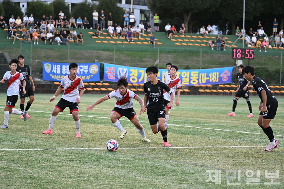 22일 백록기 U17 유스컵 예선 1차전에서 제주서귀포윈인FCU18과 서울여의도고 선수들이 볼을 다투고 있다. 김은수 기자