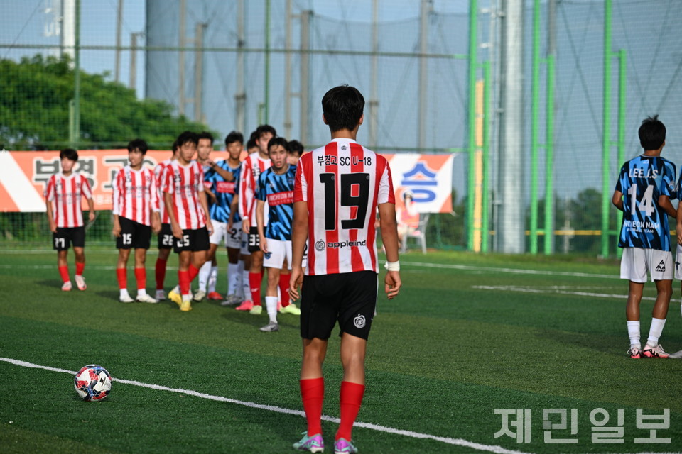 22일 백록기 U17 유스컵 부산부경고SCU18-인천남고 경기에서 김규빈이 프리킥을 준비하고 있다. 김은수 기자