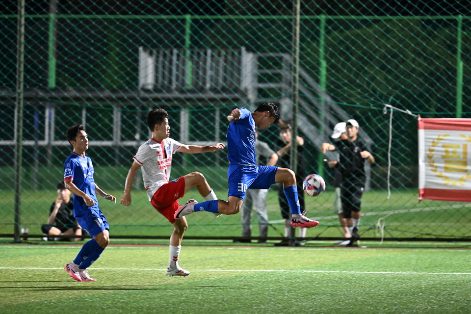 22일 백록기 유스컵에서 경기용인시축구센터U18덕영과 충남신평고 선수가 볼 경합을 벌이고 있다. 김은수 기자