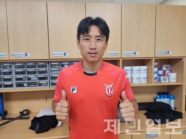 구자철이  백록기 대회 출전한 후배들의 꿈을 응원하며 자비를 들여 참가팀들을 제주유나이티드 홈 경기에 초청했다.