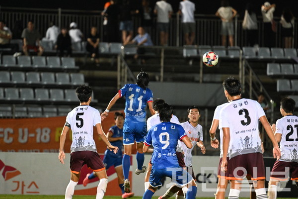 24일 강창학구장에서 열린 백록기 조별예선 최종전에서 제주제일고와 신라고가 공중 볼 경합을 벌이고 있다. 김은수 기자