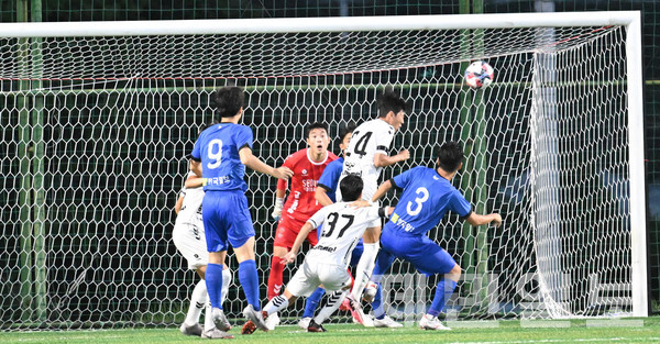 25일 공천포B구장에서 열린 백록기 U17 유스컵 서귀포윈인U18-서울 경희고 예선 최종전. 김은수 기자