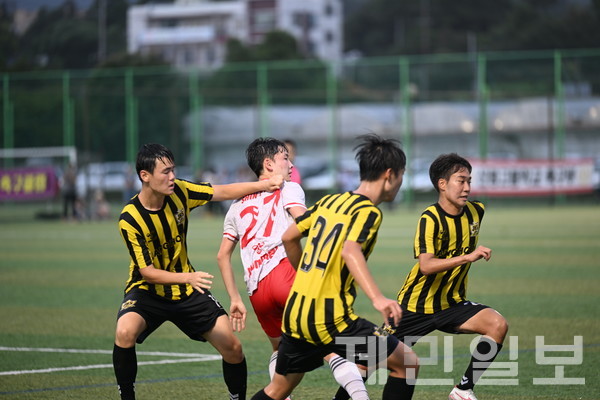 25일 효돈B구장에서 열린 백록기 U17 유스컵 충남 신평고-서울 장훈고 예선 최종전. 김은수 기자