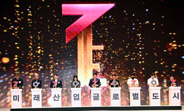 강원특별자치도 출범식이 2023년 6월 9일 강원 춘천시 강원대학교 백령아트센터에서 열린 가운데 강원도 의인·미래인재 6명이 윤석열 대통령, 김진태 강원특별자치도지사 등과 '강원특별자치도, 새로운 미래를 열다' 퍼포먼스를 하고 있다. 사진 제공=강원도민일보