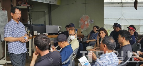 오창훈 레드향 명인이 지난 7월 18일 지역 농가를 대상으로 고품질 레드향 생산 재배법에 대해 교육하고 있다.