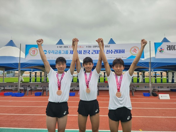 귀일중 근대3종 계주팀 왼쪽부터 박진우, 신현규, 강지민