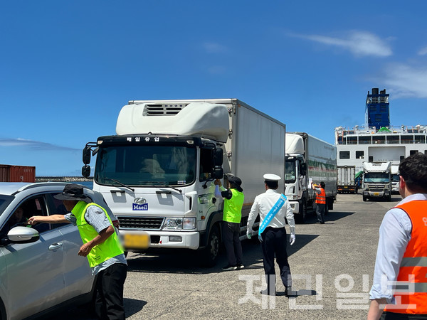 한국교통안전공단 제주본부와 제주경찰청, 화물자동차운송사업협회, 화물자동차공제조합, 제주교통단체연합회는 지난 31일 제주항에서 합동 캠페인을 진행했다. 전예린 기자 