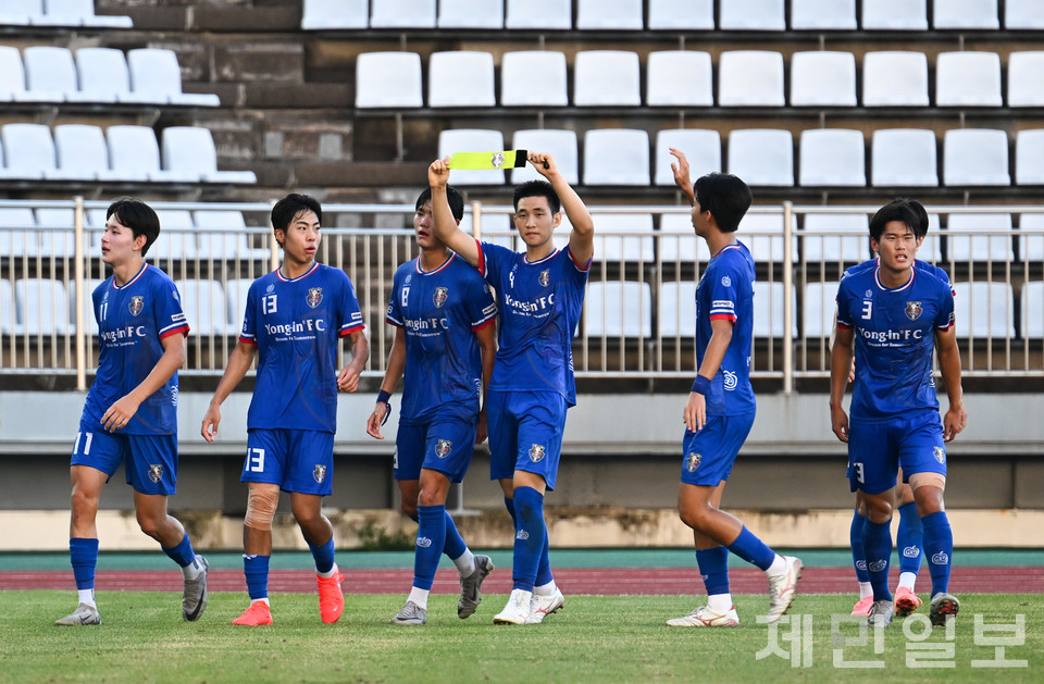 1일 열린 백록기 본대회 준결승전에서 용인덕영 박수환이 선제골을 터뜨린 후 팀 로고가 박힌 주장 완장을 들어보이며 동료들과 기쁨을 나누고 있다. 김은수 기자